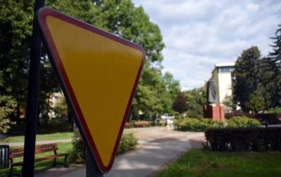 Znaki drogowe dla dzieci w parku Św. Wincentego a'Paolo