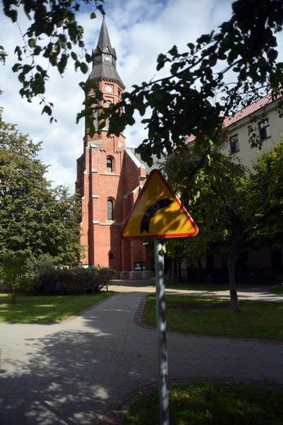 Znaki drogowe dla dzieci w parku Św. Wincentego a'Paolo