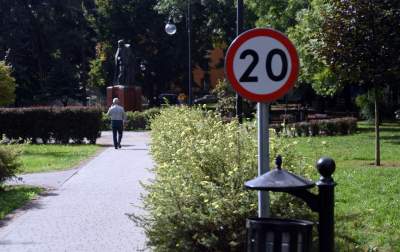 Znaki drogowe dla dzieci w parku Św. Wincentego a'Paolo