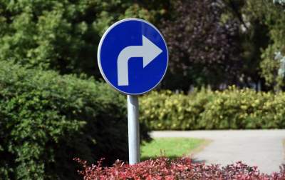 Znaki drogowe dla dzieci w parku Św. Wincentego a'Paolo