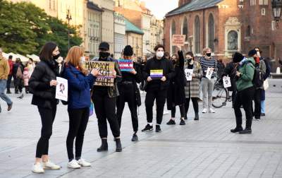 Protest kobiet na Rynku Głównym: "Skazujecie nas na mękę" - zdjęcie 1
