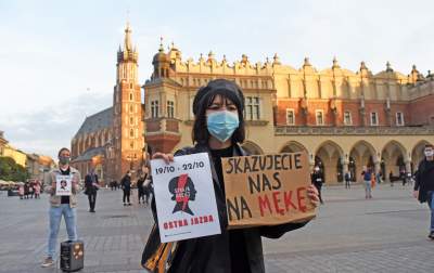 Protest kobiet na Rynku Głównym: "Skazujecie nas na mękę" - zdjęcie 11