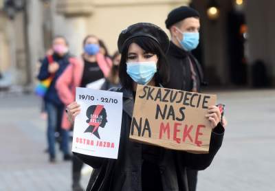 Protest kobiet na Rynku Głównym: "Skazujecie nas na mękę" - zdjęcie 3
