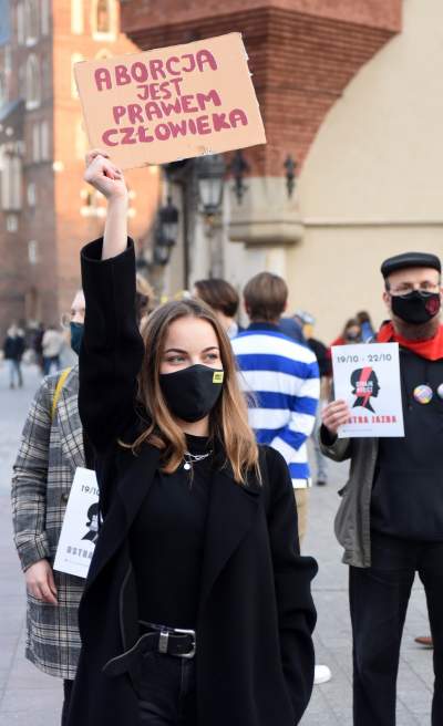 Protest kobiet na Rynku Głównym: "Skazujecie nas na mękę" - zdjęcie 8