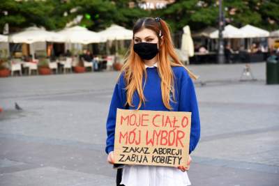 Protest kobiet na Rynku Głównym: "Skazujecie nas na mękę" - zdjęcie 2