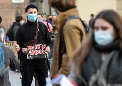 Protest kobiet na Rynku Głównym: "Skazujecie nas na mękę" - zdjęcie 4