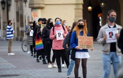 Protest kobiet na Rynku Głównym: "Skazujecie nas na mękę" - zdjęcie 15