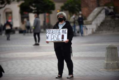 Protest kobiet na Rynku Głównym: "Skazujecie nas na mękę" - zdjęcie 23