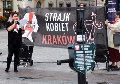 Protest kobiet na Rynku Głównym: "Skazujecie nas na mękę" - zdjęcie 13