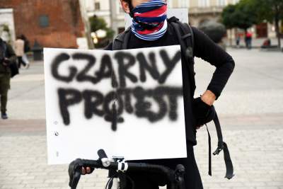 Protest kobiet na Rynku Głównym: "Skazujecie nas na mękę" - zdjęcie 24