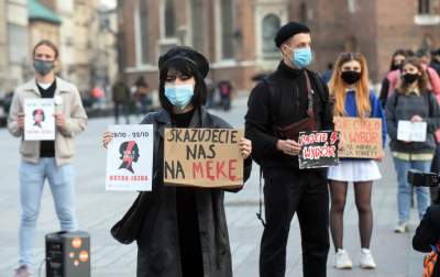 Protest kobiet na Rynku Głównym: "Skazujecie nas na mękę" - zdjęcie 6