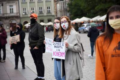 Protest kobiet na Rynku Głównym: "Skazujecie nas na mękę" - zdjęcie 21