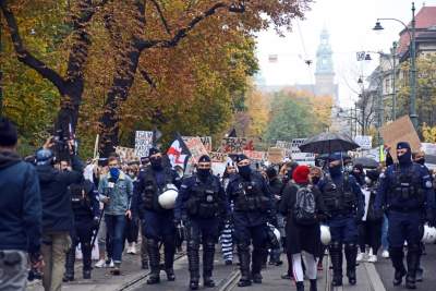 "OSKARŻAMY KOŚCIÓŁ KATOLICKI" tłumy pod Kurią i siedzibą PiS - zdjęcie 35