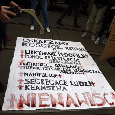 "OSKARŻAMY KOŚCIÓŁ KATOLICKI" tłumy pod Kurią i siedzibą PiS - zdjęcie 14