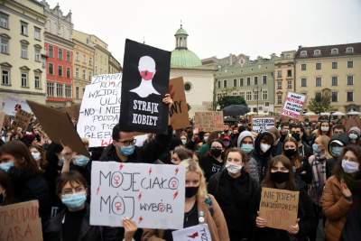 "OSKARŻAMY KOŚCIÓŁ KATOLICKI" tłumy pod Kurią i siedzibą PiS - zdjęcie 7