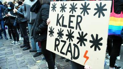 "OSKARŻAMY KOŚCIÓŁ KATOLICKI" tłumy pod Kurią i siedzibą PiS - zdjęcie 11