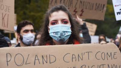 "OSKARŻAMY KOŚCIÓŁ KATOLICKI" tłumy pod Kurią i siedzibą PiS - zdjęcie 28