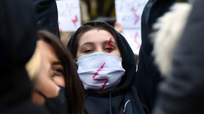 "OSKARŻAMY KOŚCIÓŁ KATOLICKI" tłumy pod Kurią i siedzibą PiS - zdjęcie 5