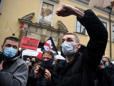 "OSKARŻAMY KOŚCIÓŁ KATOLICKI" tłumy pod Kurią i siedzibą PiS - zdjęcie 24