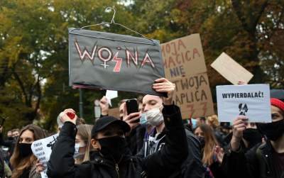 "OSKARŻAMY KOŚCIÓŁ KATOLICKI" tłumy pod Kurią i siedzibą PiS - zdjęcie 4