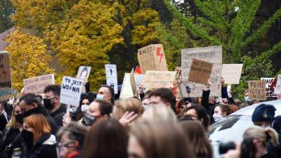 "OSKARŻAMY KOŚCIÓŁ KATOLICKI" tłumy pod Kurią i siedzibą PiS - zdjęcie 15