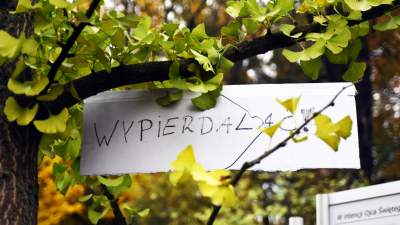 "OSKARŻAMY KOŚCIÓŁ KATOLICKI" tłumy pod Kurią i siedzibą PiS - zdjęcie 16