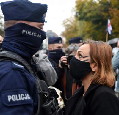 "OSKARŻAMY KOŚCIÓŁ KATOLICKI" tłumy pod Kurią i siedzibą PiS - zdjęcie 32