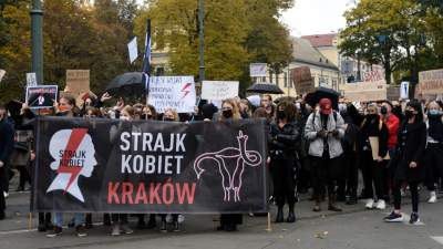 "OSKARŻAMY KOŚCIÓŁ KATOLICKI" tłumy pod Kurią i siedzibą PiS - zdjęcie 30