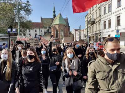 Demonstracje Strajku Kobiet, również przed siedzibą PiS, fot. Marek Lasyk (28.10.2020) - zdjęcie 5