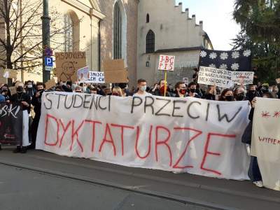 Protestujący studenci przed "oknem papieskim", fot. Marek Lasyk - zdjęcie 3