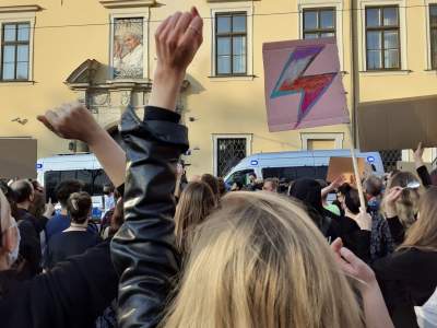 Protestujący studenci przed "oknem papieskim", fot. Marek Lasyk - zdjęcie 2