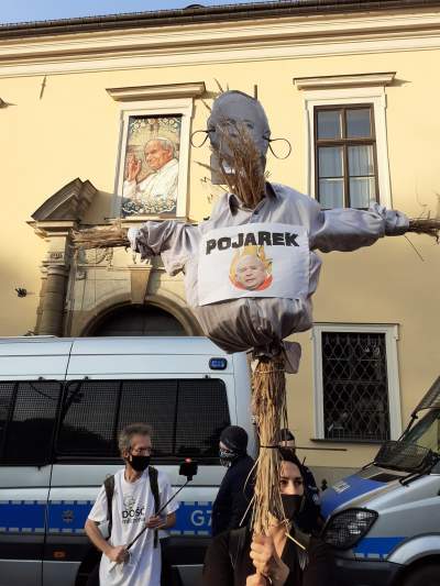 Protestujący studenci przed "oknem papieskim", fot. Marek Lasyk - zdjęcie 1