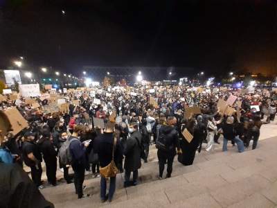 Tysiące ludzi na placu przed Muzeum Narodowym, blokada miasta - zdjęcie 8