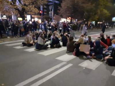 Tysiące ludzi na placu przed Muzeum Narodowym, blokada miasta - zdjęcie 3