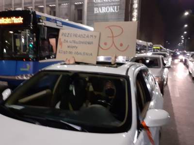 Tysiące ludzi na placu przed Muzeum Narodowym, blokada miasta - zdjęcie 2