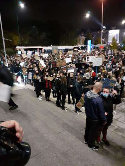 Tysiące ludzi na placu przed Muzeum Narodowym, blokada miasta - zdjęcie 6