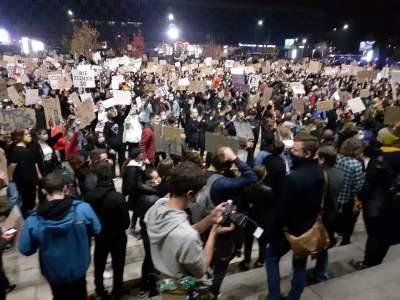Tysiące ludzi na placu przed Muzeum Narodowym, blokada miasta - zdjęcie 7