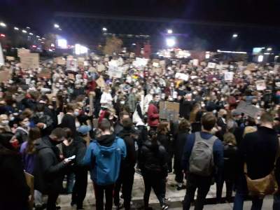 Tysiące ludzi na placu przed Muzeum Narodowym, blokada miasta - zdjęcie 4