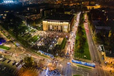 Tysiące ludzi na placu przed Muzeum Narodowym, blokada miasta - zdjęcie 11