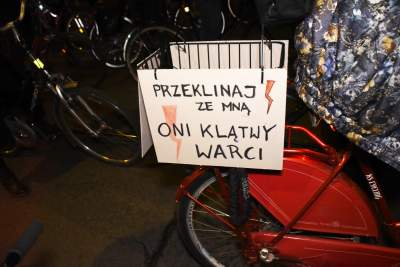 Rowerzyści z wieszakami w kaskach, „Moje ciało, mój wybór” - zdjęcie 8