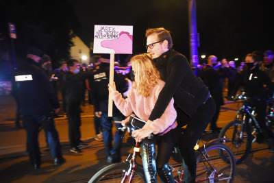 Rowerzyści z wieszakami w kaskach, „Moje ciało, mój wybór” - zdjęcie 6