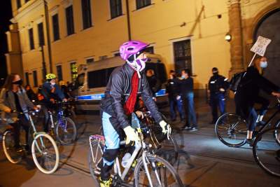 Rowerzyści z wieszakami w kaskach, „Moje ciało, mój wybór” - zdjęcie 4