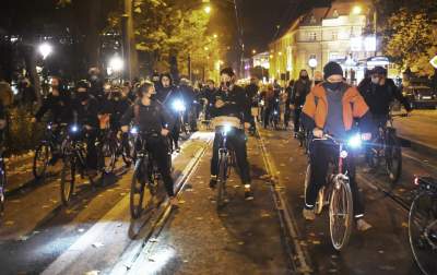 Rowerzyści z wieszakami w kaskach, „Moje ciało, mój wybór” - zdjęcie 15