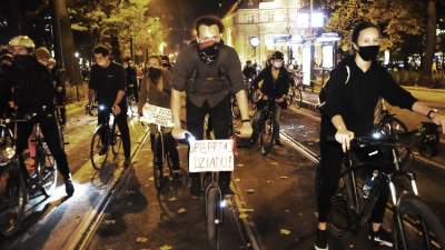 Rowerzyści z wieszakami w kaskach, „Moje ciało, mój wybór” - zdjęcie 1