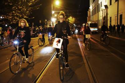 Rowerzyści z wieszakami w kaskach, „Moje ciało, mój wybór” - zdjęcie 12