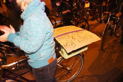 Rowerzyści z wieszakami w kaskach, „Moje ciało, mój wybór” - zdjęcie 10