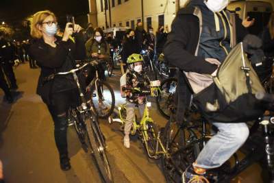 Rowerzyści z wieszakami w kaskach, „Moje ciało, mój wybór” - zdjęcie 9