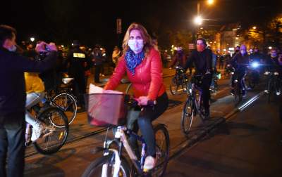 Rowerzyści z wieszakami w kaskach, „Moje ciało, mój wybór” - zdjęcie 5