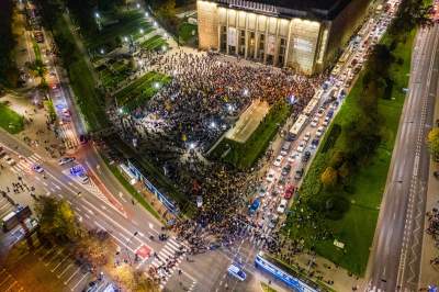 Finał środowych protestów. Tłum przy Muzeum Narodowym - zdjęcie 5