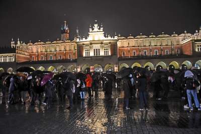 Strajk kobiet: deszcz, błyskawice i tęcza (fot. Marek Lasyk) - zdjęcie 3